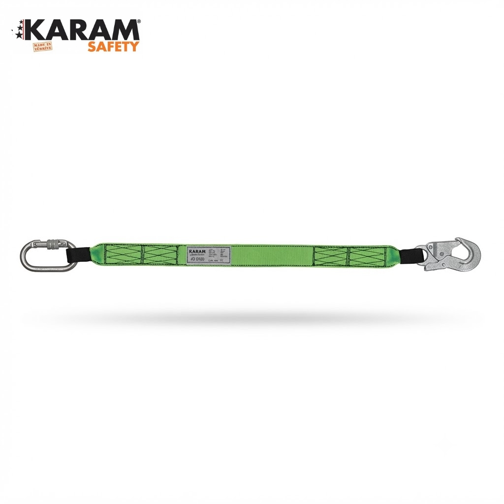 Kİ227 KEMER SABİTLEME İPİ KOLON (1) Green safety lanyard with metal hook on the right and carabiner on the left for fall protection (KARAM Safety).