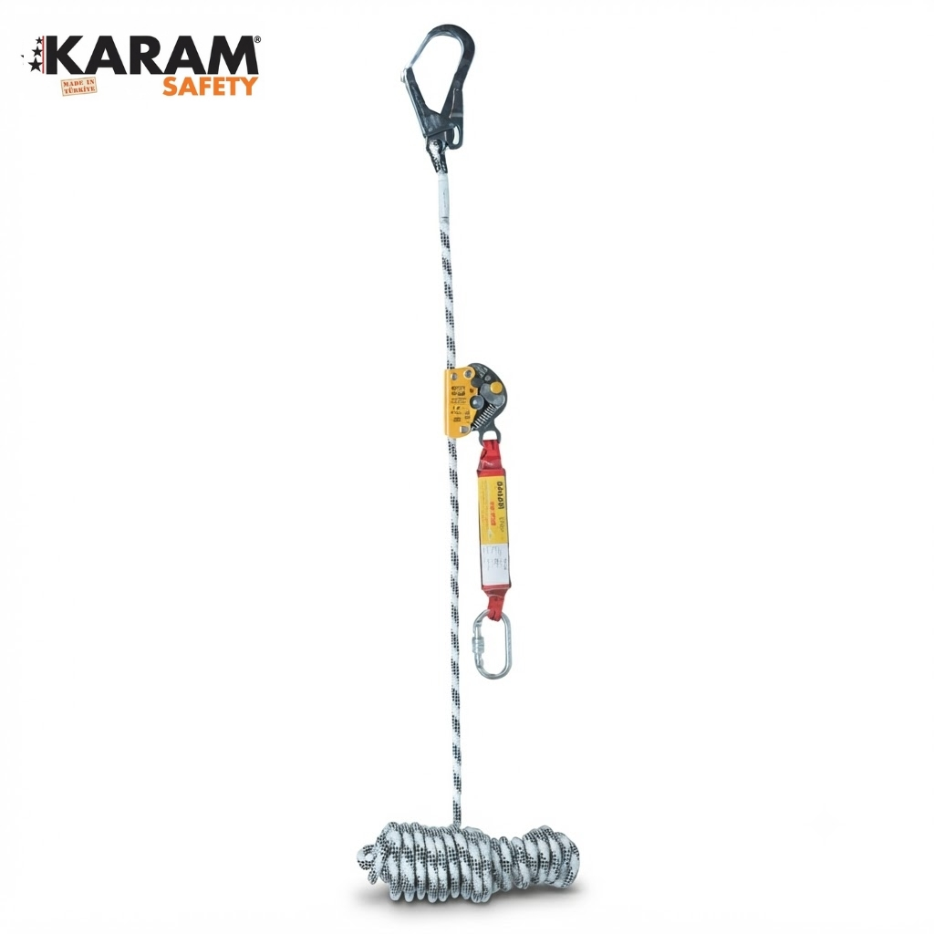 KY2003 B MOBİL DİKEY YAŞAM HALATI (1) KARAM Safety fall-arrest rope with top locking carabiner, yellow energy absorber, and coiled rope at the bottom